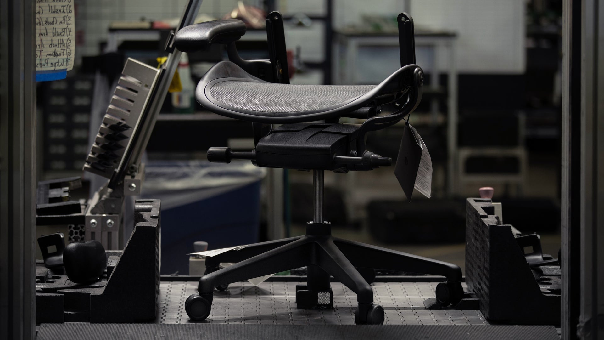 镜头：Herman Miller测试实验室里的Aeron座椅正在进行各种严格检测，以支持其12年质保服务。