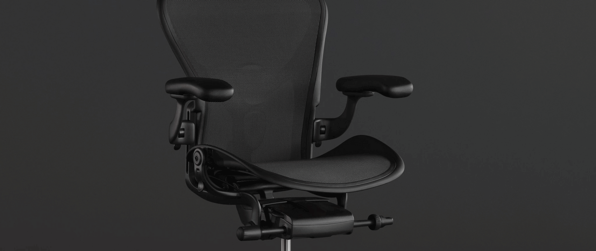 通过黑色Aeron座椅的动态效果图演示8Z Pellicle如何提供椅座的透气性，让您在游戏中保持体感凉爽。